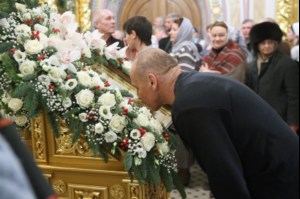 Митрополит Лонгин совершил Рождественское ночное богослужение