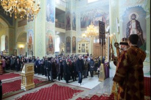 В Великий Четверг Митрополит Лонгин совершил Литургию Василия Великого и Чин умовения ног