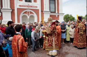 Божественная литургия в храме в честь Покрова Пресвятой Богородицы города Саратова