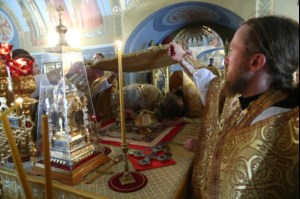 Митрополит Лонгин и Епископ Пахомий совершили Божественную литургию в Троицком соборе и молебен перед главной святыней Саратовской земли — образом Спаса Нерукотворного