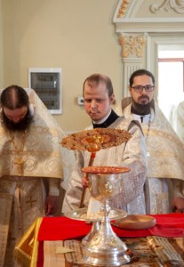 Божественная литургия на Архиерейском подворье — храме во имя святого апостола и евангелиста Иоанна Богослова при СПДС