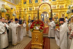Митрополит Лонгин совершил пасхальное богослужение