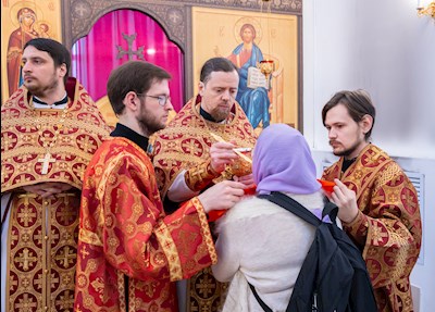 Митрополит Игнатий совершил Божественную литургию в Петропавловском храме Саратова