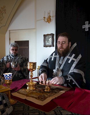 Митрополит Игнатий совершил вечернюю Литургию Преждеосвященных Даров в храме во имя святого апостола и евангелиста Иоанна Богослова при Саратовской православной духовной семинарии