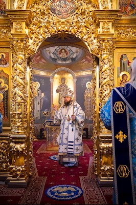 Митрополит Игнатий совершил вечернее богослужение с чтением акафиста Пресвятой Богородице в Свято-Троицком кафедральном соборе г. Саратова