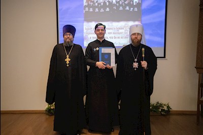 Митрополит Игнатий вручил дипломы выпускникам СПДС