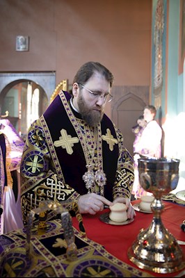 Митрополит Игнатий совершил Божественную литургию в Крестовоздвиженском храме г. Хвалынска