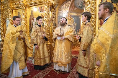 Митрополит Игнатий совершил Божественную литургию в Свято-Троицком кафедральном соборе Саратова