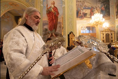 Митрополит Игнатий совершил Великую вечерню в соединении с Литургией святителя Василия Великого и чин Великого освящения воды в Покровском соборе г. Саратова