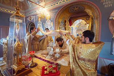 Митрополит Игнатий совершил Божественную литургию в Свято-Троицком кафедральном соборе Саратова