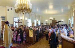 Божественная литургия на Архиерейском подворье — храме во имя преподобного Серафима Саровского г. Саратова