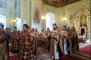 В Великий Четверг Митрополит Лонгин совершил Литургию Василия Великого и Чин умовения ног