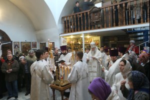 Божественная литургия и панихида в храме во имя святителя и чудотворца Николая на Елшанском кладбище г. Саратова