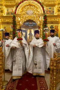 Митрополит Лонгин совершил пасхальное богослужение