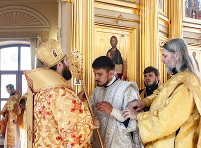 Божественная литургия на Архиерейском подворье — в храме во имя святого апостола и евангелиста Иоанна Богослова при СПДС