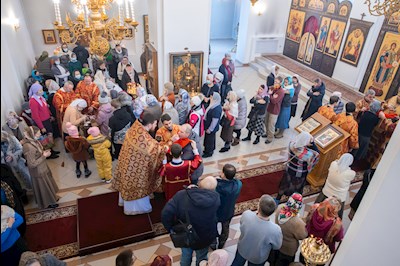 Митрополит Игнатий совершил Божественную литургию в Петропавловском храме Саратова