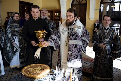 Митрополит Игнатий совершил Литургию Преждеосвященных Даров в храме святого апостола и евангелиста Иоанна Богослова при СПДС