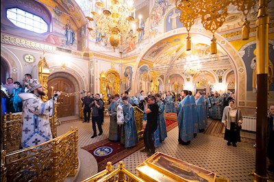 Митрополит Игнатий совершил вечернее богослужение с чтением акафиста Пресвятой Богородице в Свято-Троицком кафедральном соборе г. Саратова