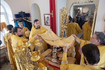 Митрополит Игнатий совершил Божественную литургию в Трехсвятительском храме г. Саратова