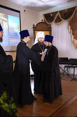 Митрополит Игнатий вручил дипломы выпускникам СПДС