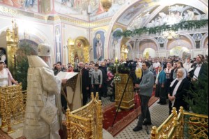 Митрополит Лонгин совершил Рождественское ночное богослужение
