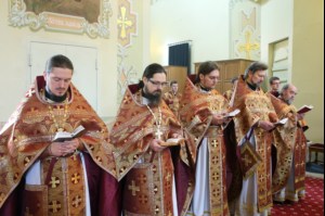 В Великий Четверг Митрополит Лонгин совершил Литургию Василия Великого и Чин умовения ног