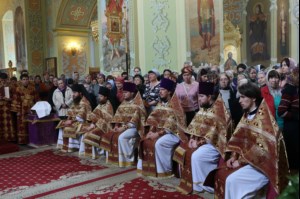 Вечерня в соединении с Литургией Василия Великого и Чин умовения ног в храме в честь Покрова Пресвятой Богородицы г.Саратова