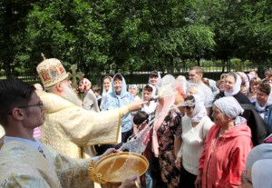 Божественная литургия в саратовском храме святителя Луки Исповедника, архиепископа Симферопольского