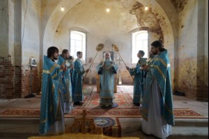 Божественная литургия в храме в честь Покрова Пресвятой Богородицы села Сокур Татищевского района