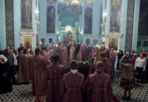 Всенощное бдение c Чином Воздвижения Креста в храме в честь Сошествия Святого Духа города Саратова
