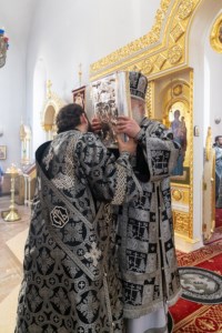 Литургия Преждеосвященных Даров, малое повечерие и утреня Великого Четвертка на Архиерейском подворье — в храме во имя святых равноапостольных Мефодия и Кирилла при СГУ