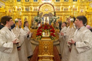 Митрополит Лонгин совершил пасхальное богослужение