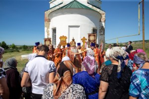 Божественная литургия в храме в честь Воскресения Христова с. Ивано-Языковка Аткарского района