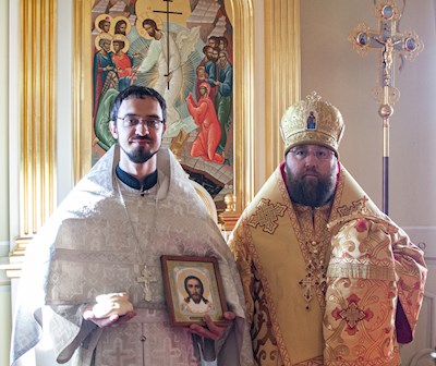 Божественная литургия на Архиерейском подворье — в храме во имя святого апостола и евангелиста Иоанна Богослова при СПДС