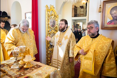 Митрополит Игнатий совершил Божественную литургию в храме святителей Василия Великого, Григория Богослова и Иоанна Златоустого г. Саратова