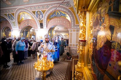 Митрополит Игнатий совершил вечернее богослужение с чтением акафиста Пресвятой Богородице в Свято-Троицком кафедральном соборе г. Саратова