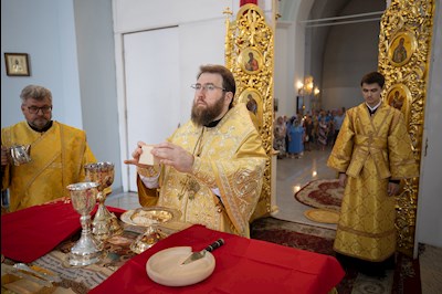 Митрополит Игнатий совершил Божественную литургию в храме Покрова Пресвятой Богородицы г. Петровска