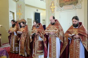 В Великий Четверг Митрополит Лонгин совершил Литургию Василия Великого и Чин умовения ног