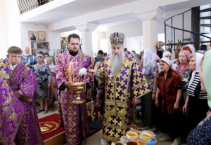 Божественная литургия в храме во имя святителей Василия Великого, Григория Богослова, Иоанна Златоуста г. Саратова