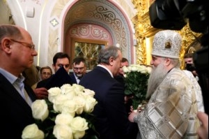 Митрополит Лонгин совершил Рождественское ночное богослужение