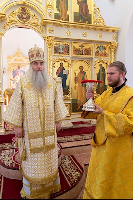 Божественная литургия в храме святых Царственных страстотерпцев п. Дубки Саратовского района