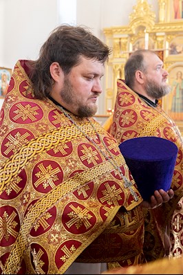 Божественная литургия в храме во имя святого благоверного князя Михаила Черниговского и боярина его Феодора на Увекском кладбище г. Саратова
