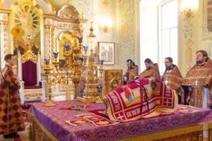 Вечерня в соединении с Литургией Василия Великого и чин умовения ног в храме в честь Покрова Пресвятой Богородицы г. Саратова