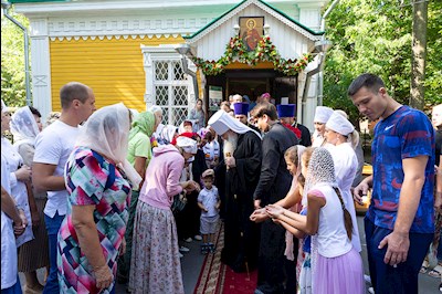 Божественная литургия в храме во имя великомученика и целителя Пантелеимона г. Саратова