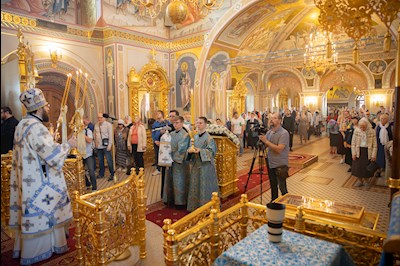 Митрополит Игнатий совершил Божественную литургию в Свято-Троицком кафедральном соборе Саратова