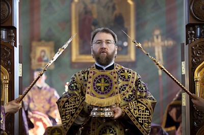 Митрополит Игнатий совершил Божественную литургию в Крестовоздвиженском храме г. Хвалынска
