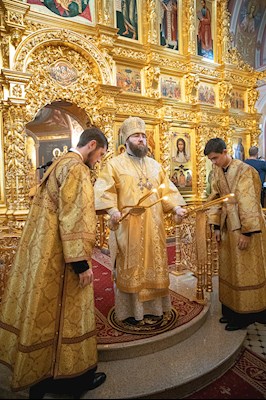 Митрополит Игнатий совершил Божественную литургию в Свято-Троицком кафедральном соборе Саратова