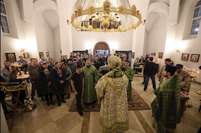 Митрополит Игнатий совершил Литургию Преждеосвященных Даров в храме в честь иконы Божией Матери «Всех скорбящих Радость» г. Саратова