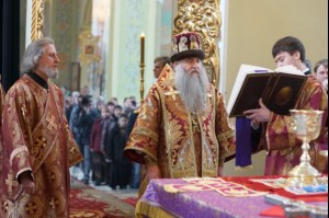 В Великий Четверг Митрополит Лонгин совершил Литургию Василия Великого и Чин умовения ног