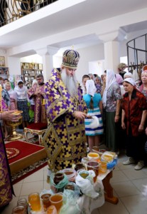 Божественная литургия в храме во имя святителей Василия Великого, Григория Богослова, Иоанна Златоуста г. Саратова